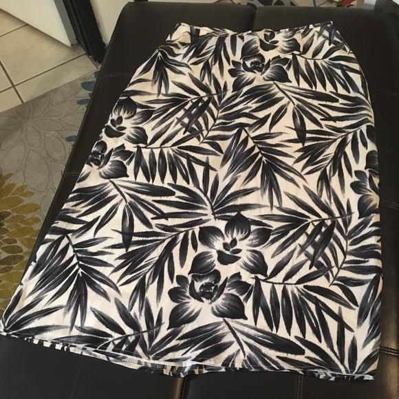Liz Claiborne Dresses & Skirts - Petite Hawaiian palm print black and white skirt